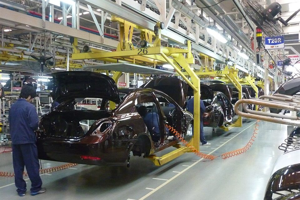 Vehicle body assembly line in an automotive factory