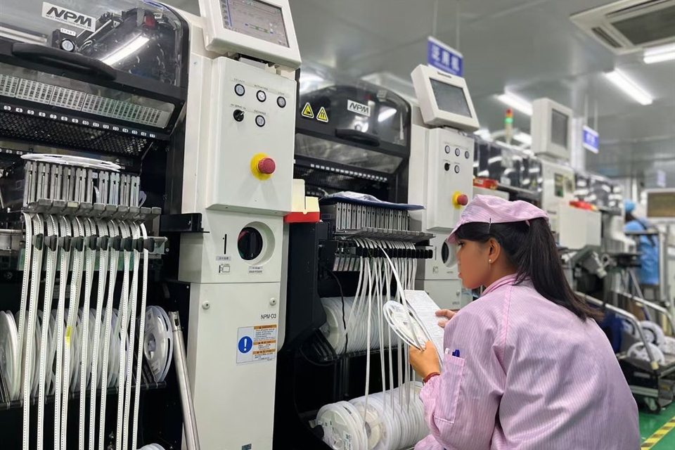 Surface-mount production line in an electronics factory